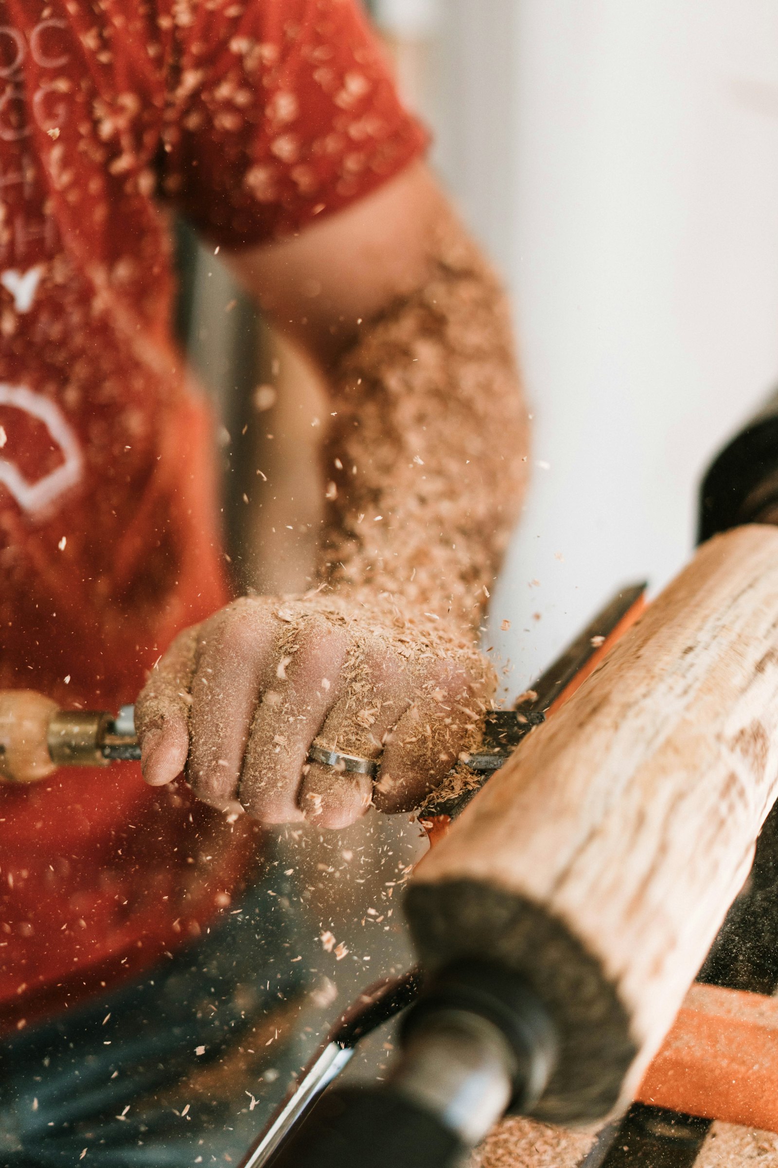 Handarbeit an einer Drechselbank in der Werkstatt
